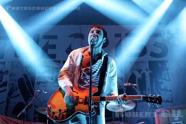 THE CRIBS - 2009-11-26 - PARIS - Zenith - 